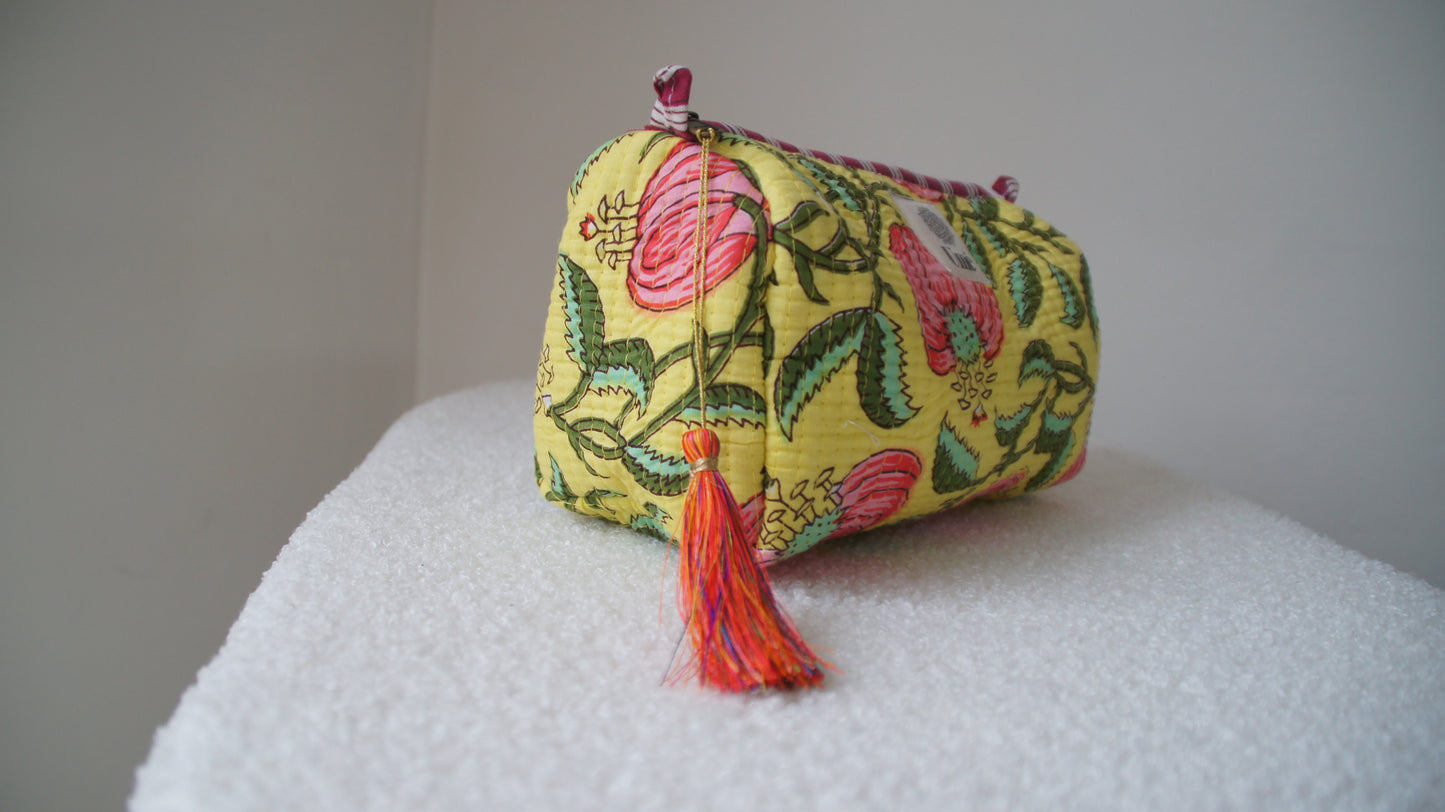 Toilettas geel met bloemen