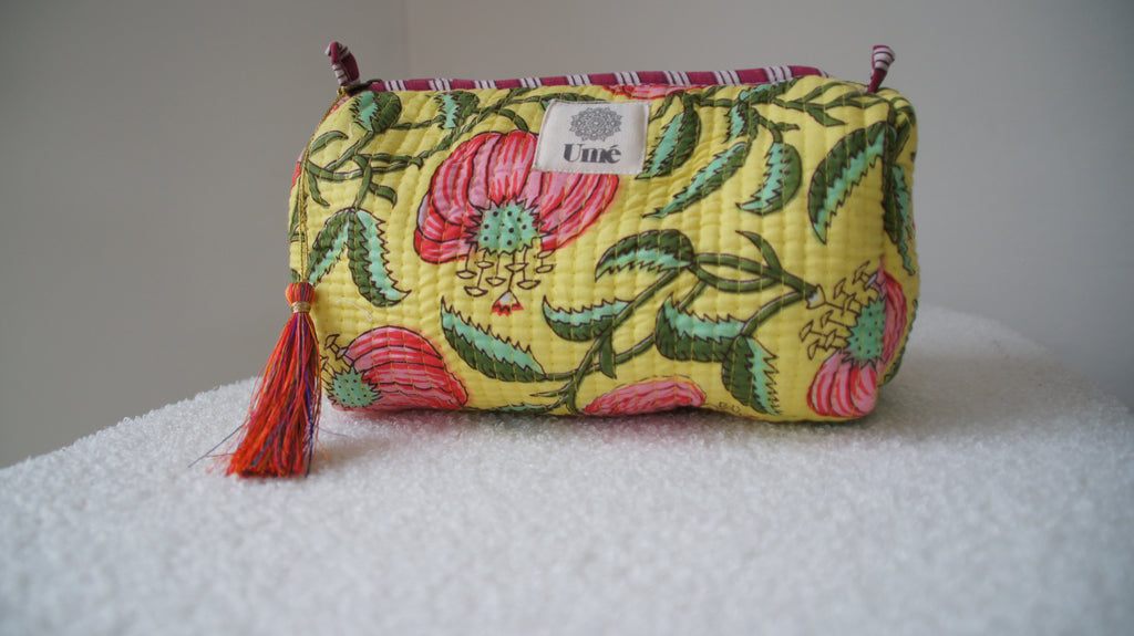 Toilettas geel met bloemen