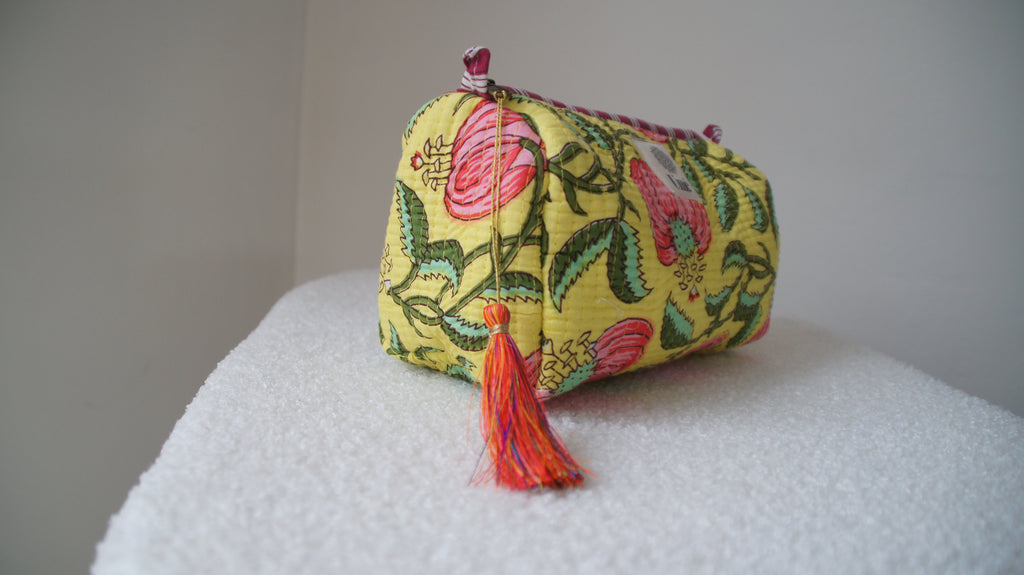 Toilettas geel met bloemen