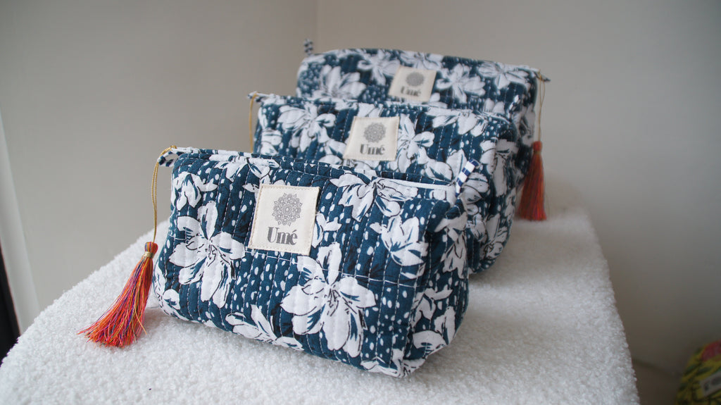 Toilettas donkergroen met bloem