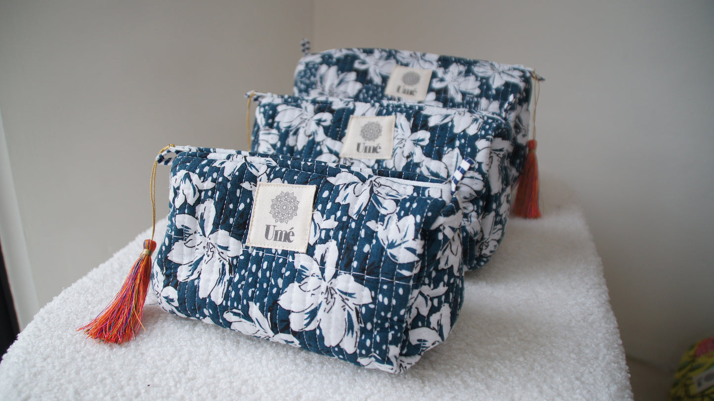 Toilettas donkergroen met bloem