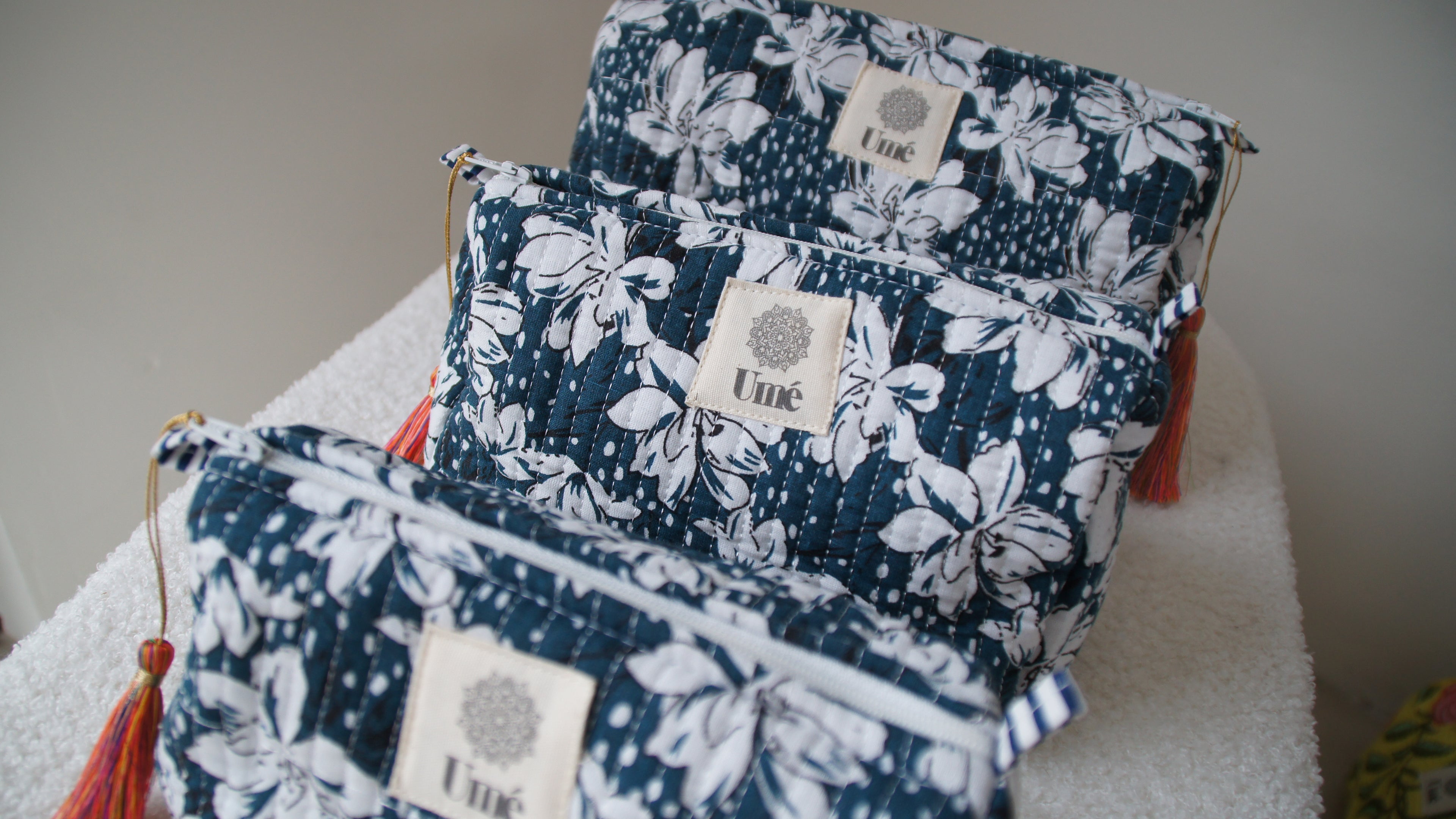 Toilettas donkergroen met bloem