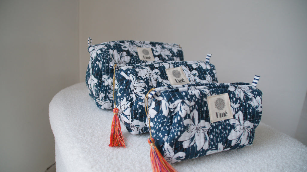 Toilettas donkergroen met bloem