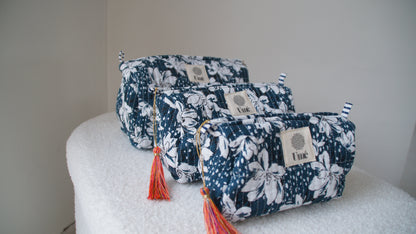 Toilettas donkergroen met bloem