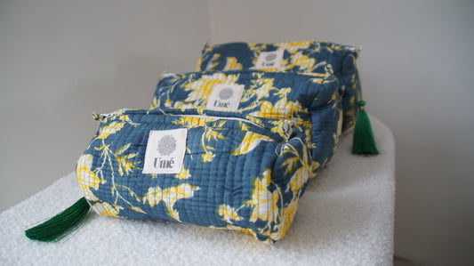 Toilettas blauw met gele bloem