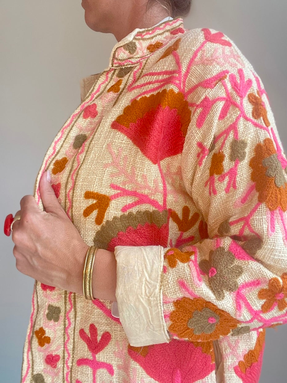 Suzani jasje geel - oranje/roze geborduurd