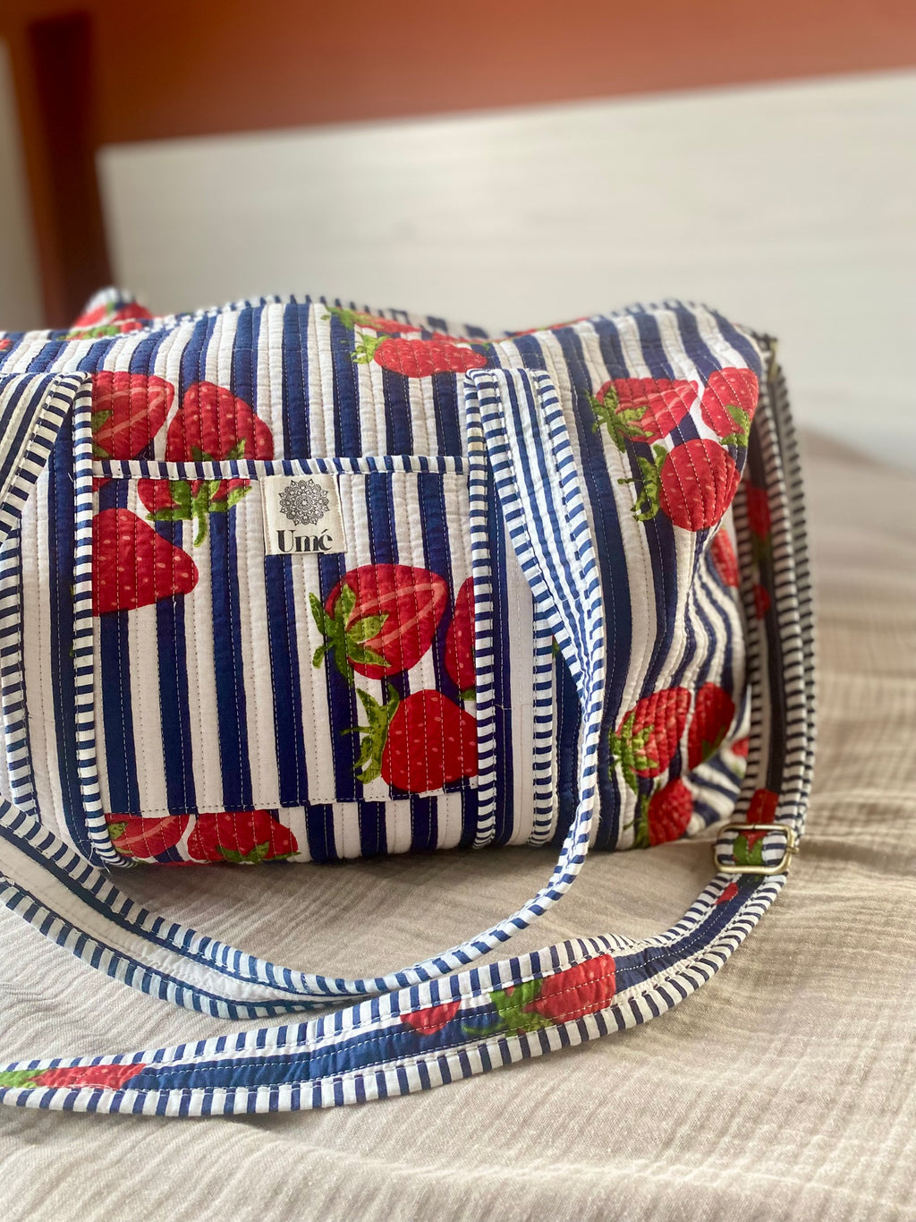 Weekendtas blauw met aardbei