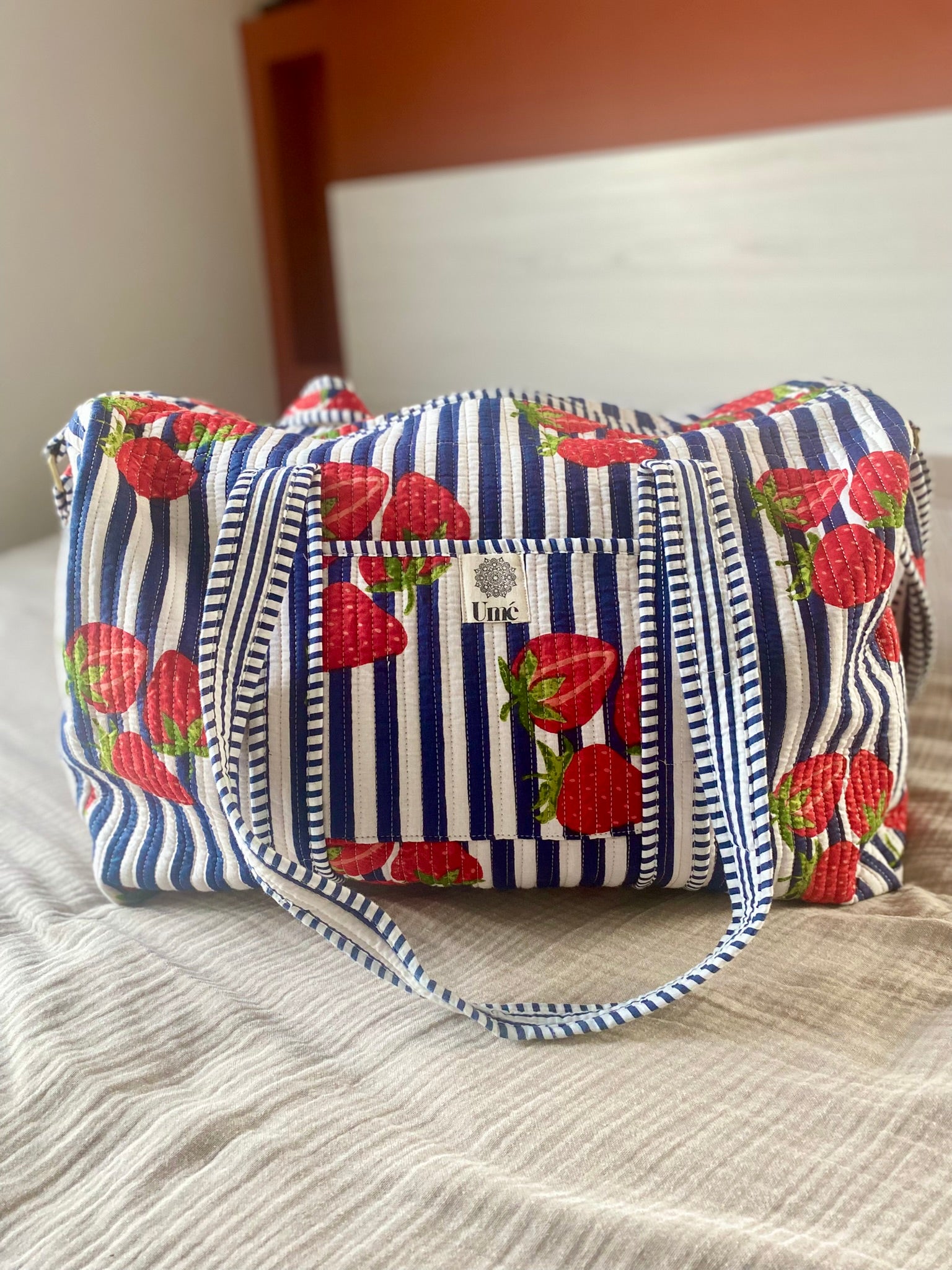 Weekendtas blauw met aardbei